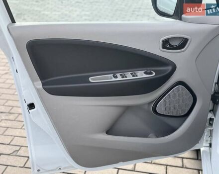 Белый Рено Зое, объемом двигателя 0 л и пробегом 167 тыс. км за 6599 $, фото 17 на Automoto.ua