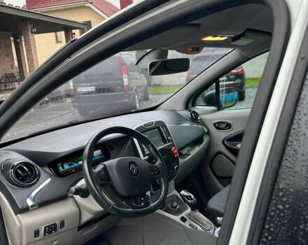 Белый Рено Зое, объемом двигателя 0 л и пробегом 90 тыс. км за 6600 $, фото 7 на Automoto.ua