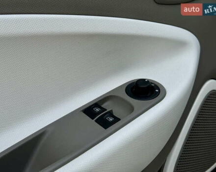 Білий Рено Зое, об'ємом двигуна 0 л та пробігом 110 тис. км за 6200 $, фото 15 на Automoto.ua