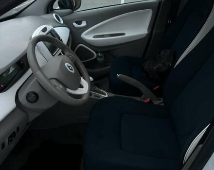 Белый Рено Зое, объемом двигателя 0 л и пробегом 50 тыс. км за 6300 $, фото 14 на Automoto.ua