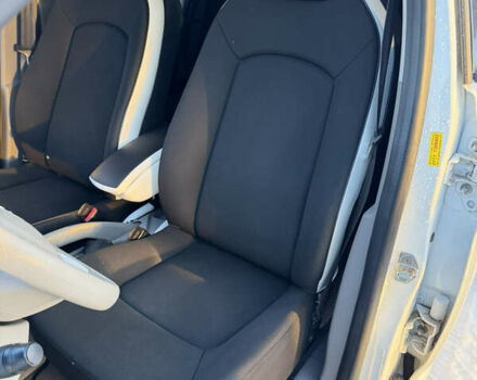 Белый Рено Зое, объемом двигателя 0 л и пробегом 168 тыс. км за 5500 $, фото 17 на Automoto.ua