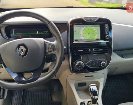 Білий Рено Зое, об'ємом двигуна 0 л та пробігом 53 тис. км за 7878 $, фото 26 на Automoto.ua