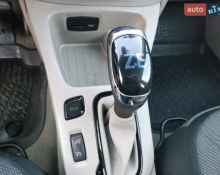 Белый Рено Зое, объемом двигателя 0 л и пробегом 79 тыс. км за 6300 $, фото 17 на Automoto.ua