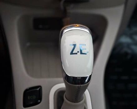 Белый Рено Зое, объемом двигателя 0 л и пробегом 240 тыс. км за 6800 $, фото 5 на Automoto.ua