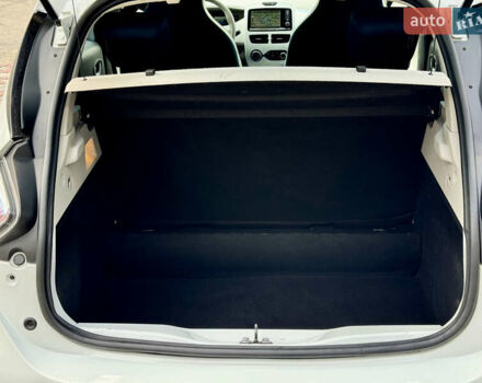 Білий Рено Зое, об'ємом двигуна 0 л та пробігом 110 тис. км за 6200 $, фото 31 на Automoto.ua