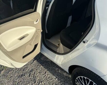 Белый Рено Зое, объемом двигателя 0 л и пробегом 166 тыс. км за 5800 $, фото 11 на Automoto.ua