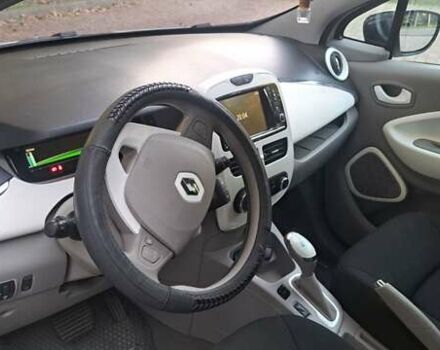 Белый Рено Зое, объемом двигателя 0 л и пробегом 96 тыс. км за 5800 $, фото 3 на Automoto.ua