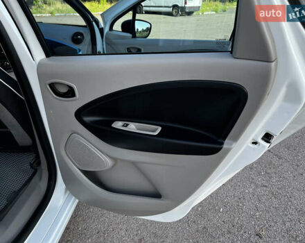 Белый Рено Зое, объемом двигателя 0 л и пробегом 123 тыс. км за 6950 $, фото 27 на Automoto.ua