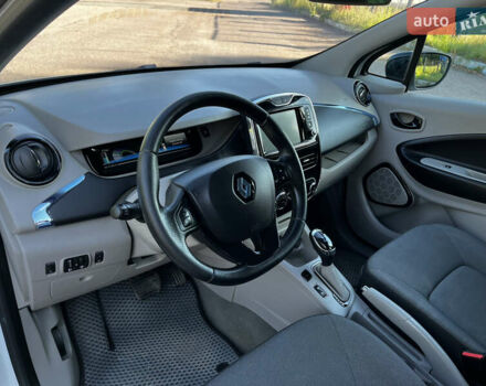 Белый Рено Зое, объемом двигателя 0 л и пробегом 123 тыс. км за 6850 $, фото 14 на Automoto.ua