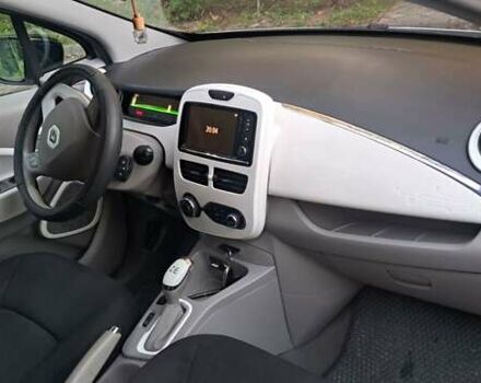Белый Рено Зое, объемом двигателя 0 л и пробегом 96 тыс. км за 5800 $, фото 9 на Automoto.ua