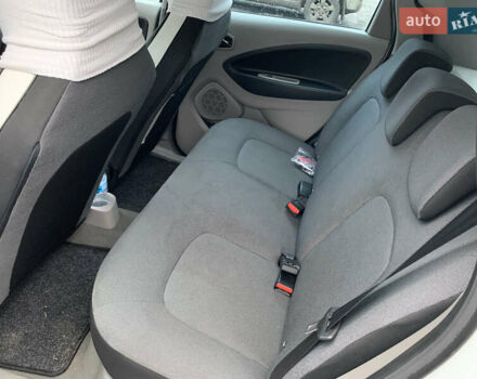 Белый Рено Зое, объемом двигателя 0 л и пробегом 64 тыс. км за 7600 $, фото 18 на Automoto.ua