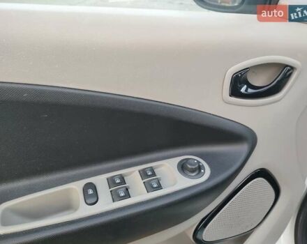 Белый Рено Зое, объемом двигателя 0 л и пробегом 79 тыс. км за 6300 $, фото 19 на Automoto.ua