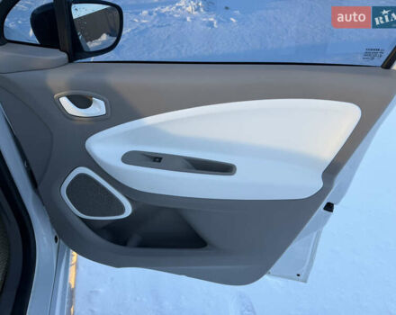 Белый Рено Зое, объемом двигателя 0 л и пробегом 168 тыс. км за 5500 $, фото 33 на Automoto.ua