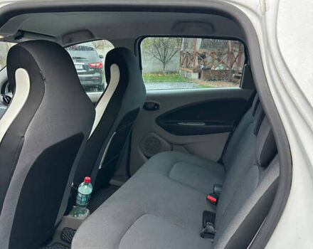 Белый Рено Зое, объемом двигателя 0 л и пробегом 90 тыс. км за 6600 $, фото 6 на Automoto.ua