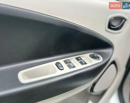 Белый Рено Зое, объемом двигателя 0 л и пробегом 103 тыс. км за 6799 $, фото 41 на Automoto.ua