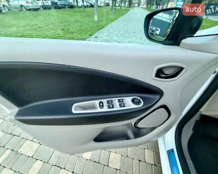 Белый Рено Зое, объемом двигателя 0 л и пробегом 147 тыс. км за 5999 $, фото 56 на Automoto.ua