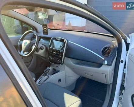 Белый Рено Зое, объемом двигателя 0 л и пробегом 106 тыс. км за 6250 $, фото 12 на Automoto.ua