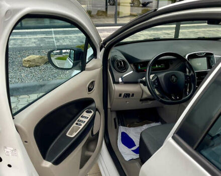 Белый Рено Зое, объемом двигателя 0 л и пробегом 124 тыс. км за 7000 $, фото 19 на Automoto.ua