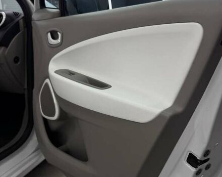 Белый Рено Зое, объемом двигателя 0 л и пробегом 89 тыс. км за 6700 $, фото 19 на Automoto.ua