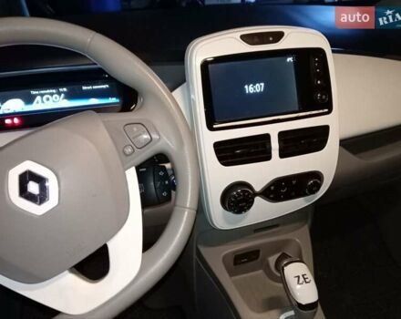 Белый Рено Зое, объемом двигателя 0 л и пробегом 115 тыс. км за 6950 $, фото 4 на Automoto.ua