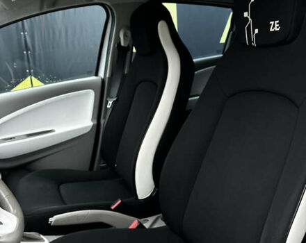 Белый Рено Зое, объемом двигателя 0 л и пробегом 90 тыс. км за 6400 $, фото 5 на Automoto.ua