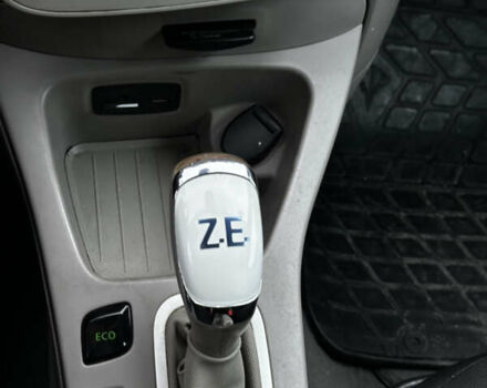 Белый Рено Зое, объемом двигателя 0 л и пробегом 90 тыс. км за 6400 $, фото 7 на Automoto.ua