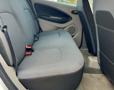 Белый Рено Зое, объемом двигателя 0 л и пробегом 124 тыс. км за 7000 $, фото 15 на Automoto.ua