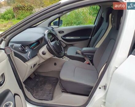 Белый Рено Зое, объемом двигателя 0 л и пробегом 231 тыс. км за 5900 $, фото 13 на Automoto.ua