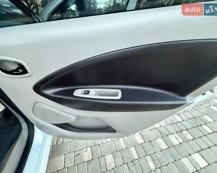 Белый Рено Зое, объемом двигателя 0 л и пробегом 147 тыс. км за 5999 $, фото 42 на Automoto.ua