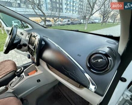 Белый Рено Зое, объемом двигателя 0 л и пробегом 147 тыс. км за 5999 $, фото 54 на Automoto.ua