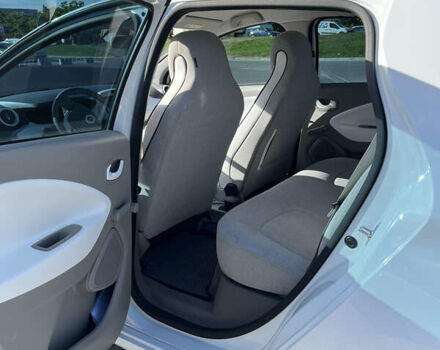 Белый Рено Зое, объемом двигателя 0 л и пробегом 61 тыс. км за 7900 $, фото 4 на Automoto.ua