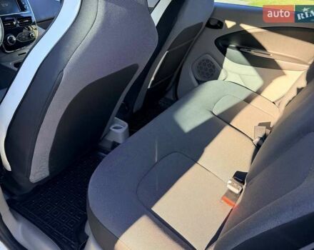 Белый Рено Зое, объемом двигателя 0 л и пробегом 106 тыс. км за 6250 $, фото 14 на Automoto.ua