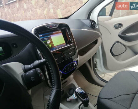 Белый Рено Зое, объемом двигателя 0 л и пробегом 145 тыс. км за 8200 $, фото 15 на Automoto.ua