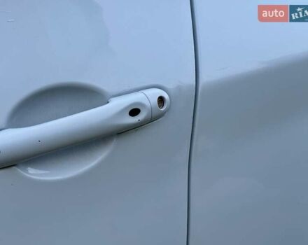 Белый Рено Зое, объемом двигателя 0 л и пробегом 147 тыс. км за 5999 $, фото 27 на Automoto.ua