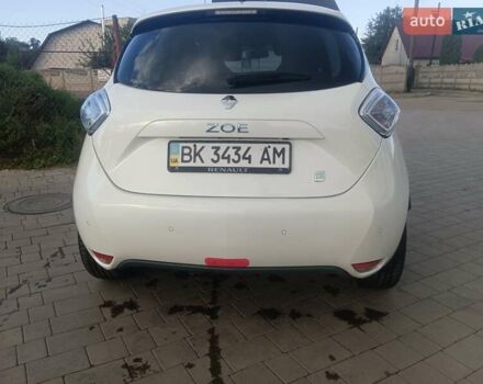 Белый Рено Зое, объемом двигателя 0 л и пробегом 94 тыс. км за 8250 $, фото 5 на Automoto.ua