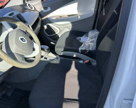 Белый Рено Зое, объемом двигателя 0 л и пробегом 324 тыс. км за 4500 $, фото 3 на Automoto.ua