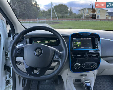 Белый Рено Зое, объемом двигателя 0 л и пробегом 128 тыс. км за 7500 $, фото 13 на Automoto.ua