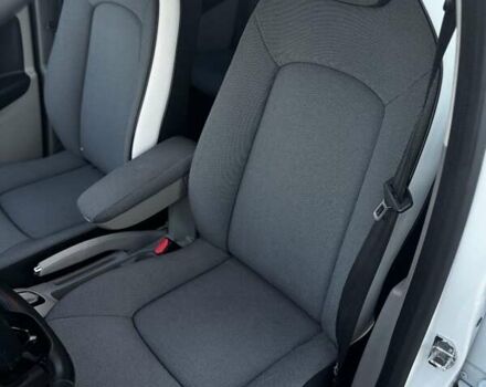 Белый Рено Зое, объемом двигателя 0 л и пробегом 99 тыс. км за 6700 $, фото 24 на Automoto.ua