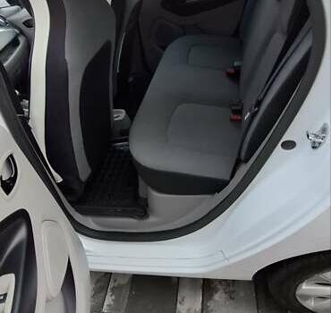 Білий Рено Зое, об'ємом двигуна 0 л та пробігом 104 тис. км за 6500 $, фото 9 на Automoto.ua