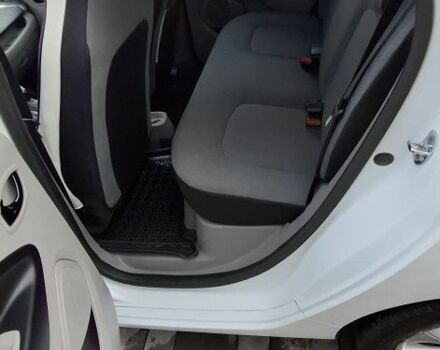 Белый Рено Зое, объемом двигателя 0 л и пробегом 106 тыс. км за 6300 $, фото 9 на Automoto.ua