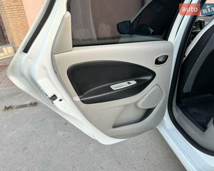 Белый Рено Зое, объемом двигателя 0 л и пробегом 127 тыс. км за 5800 $, фото 7 на Automoto.ua