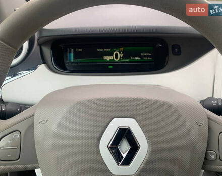 Белый Рено Зое, объемом двигателя 0 л и пробегом 126 тыс. км за 6700 $, фото 11 на Automoto.ua