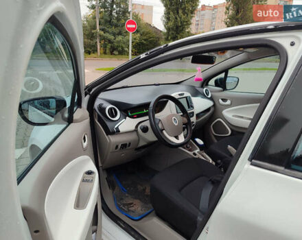 Белый Рено Зое, объемом двигателя 0 л и пробегом 98 тыс. км за 6200 $, фото 17 на Automoto.ua