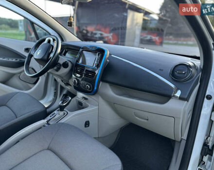 Белый Рено Зое, объемом двигателя 0 л и пробегом 128 тыс. км за 7500 $, фото 11 на Automoto.ua
