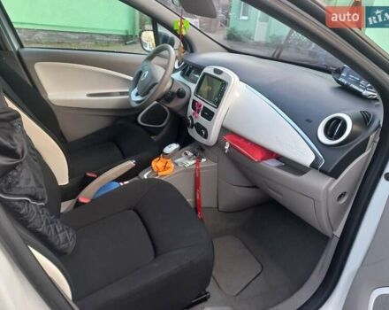 Белый Рено Зое, объемом двигателя 0 л и пробегом 107 тыс. км за 6000 $, фото 3 на Automoto.ua