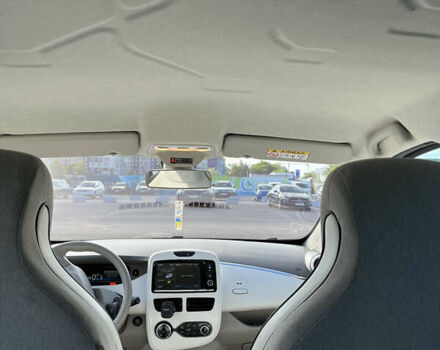 Белый Рено Зое, объемом двигателя 0 л и пробегом 61 тыс. км за 7900 $, фото 2 на Automoto.ua