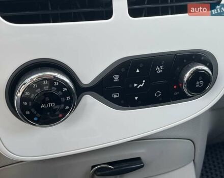 Белый Рено Зое, объемом двигателя 0 л и пробегом 195 тыс. км за 5999 $, фото 40 на Automoto.ua