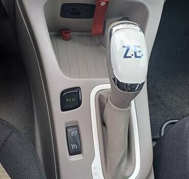 Білий Рено Зое, об'ємом двигуна 0 л та пробігом 177 тис. км за 6700 $, фото 17 на Automoto.ua