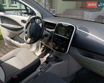 Белый Рено Зое, объемом двигателя 0 л и пробегом 94 тыс. км за 8250 $, фото 30 на Automoto.ua