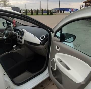 Белый Рено Зое, объемом двигателя 0 л и пробегом 192 тыс. км за 6300 $, фото 14 на Automoto.ua